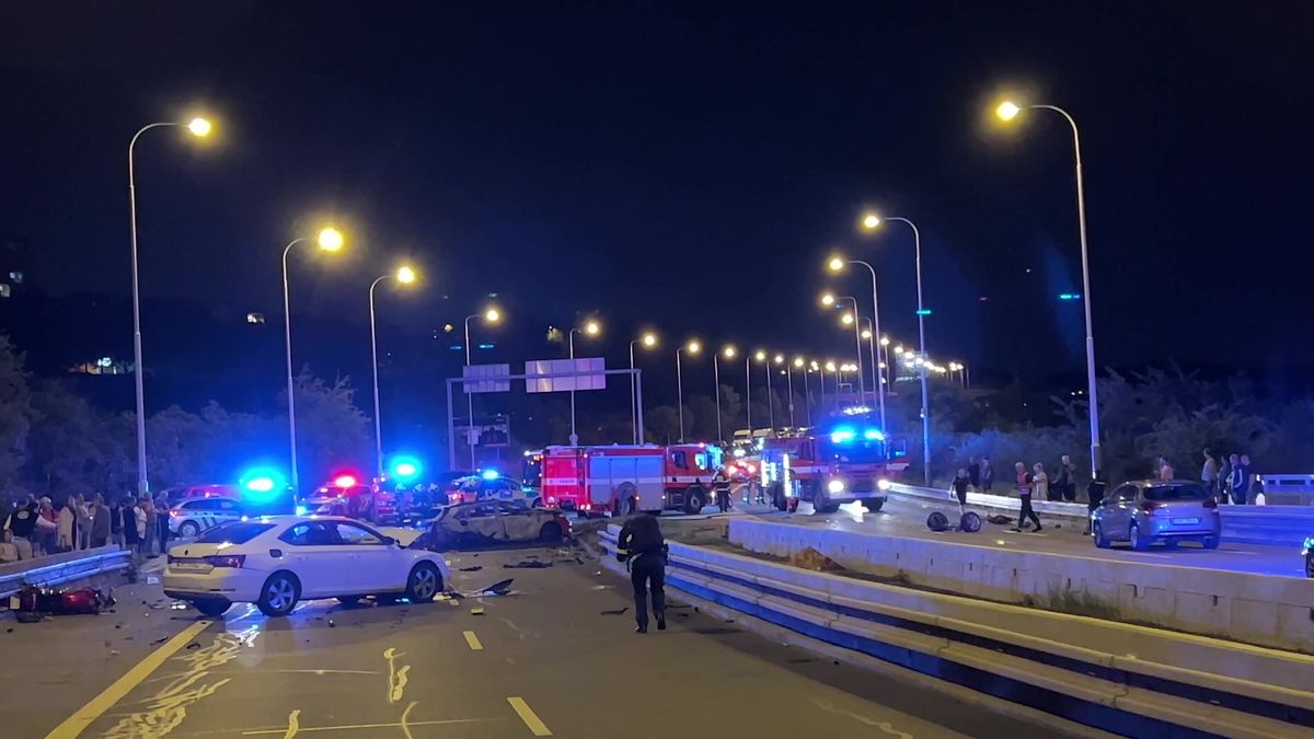 V Praze se srazily motorka a dvě auta. Těžce zraněnou ženu transportoval vrtulník